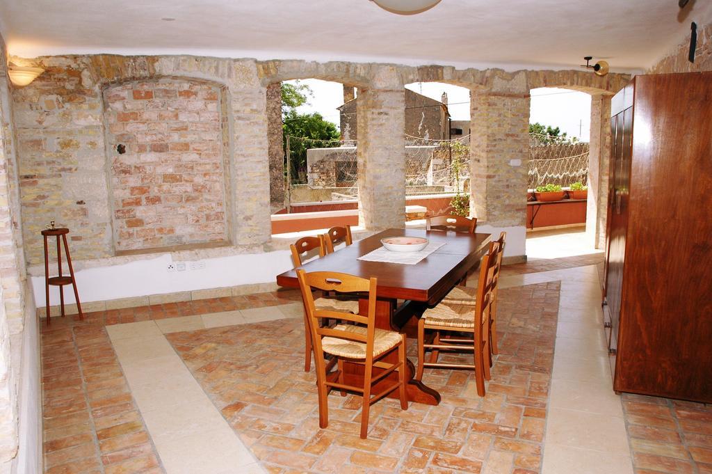 Bed and Breakfast Kastel Каштелир Экстерьер фото